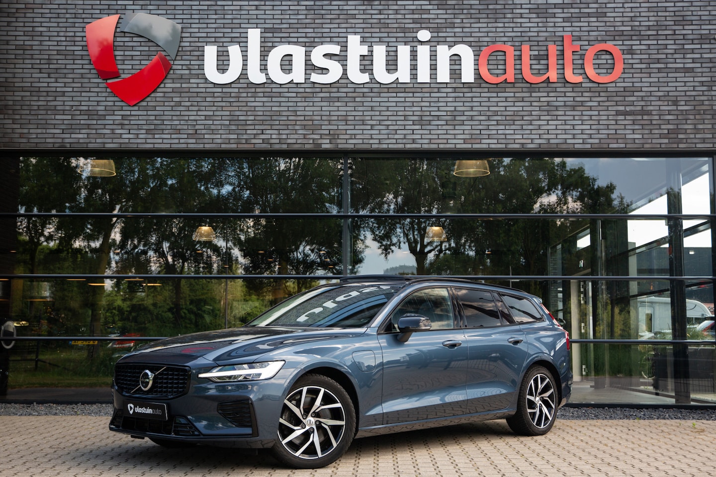 Volvo V60 - 2.0 T8 Plug-in hybrid AWD Ultimate Dark , Bowers&Wilkins, Adap. cruise, Panoramadak, Stoel - AutoWereld.nl
