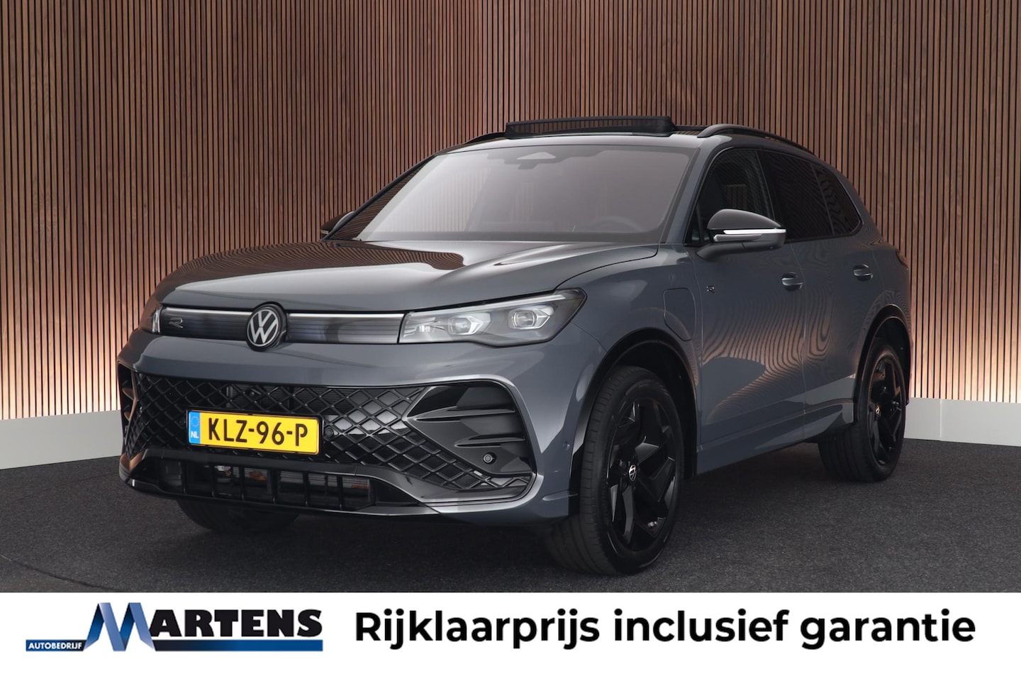 Volkswagen Tiguan - 1.5 204pk eHybrid R-Line Edition Black Style Panoramadak Trekhaak 360Camera IQ.Light Stoel - AutoWereld.nl