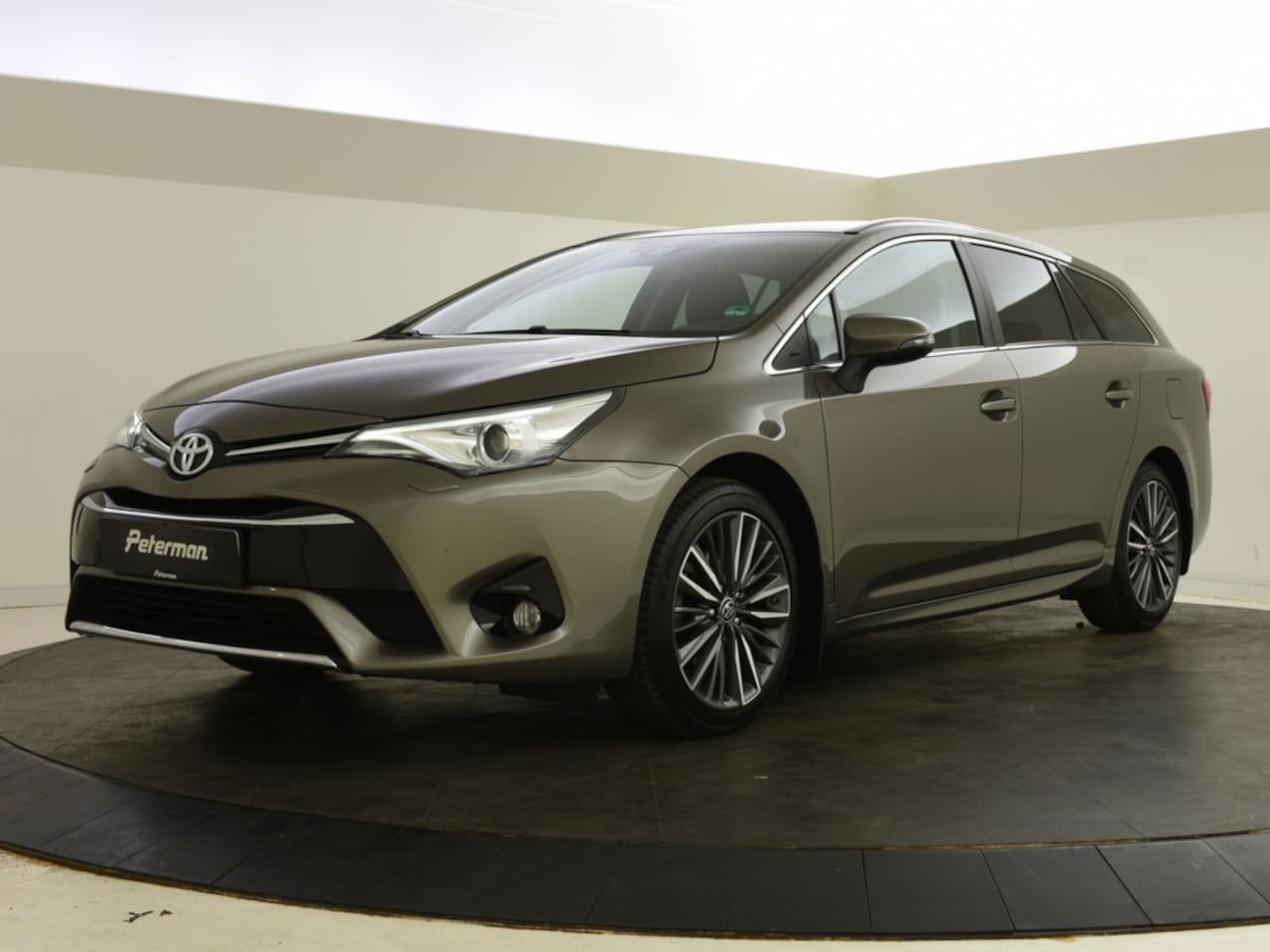Toyota Avensis Touring Sports - 1.8 VVT-i Premium Limited | Trekhaak | Stoelverw. | Camera | - AutoWereld.nl