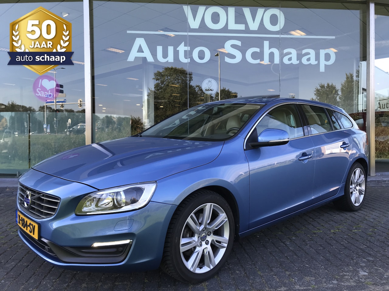 Volvo V60 - 2.0 T5 Summum Automaat | Rijklaar incl garantie | Trekhaak afneembaar Schuifdak Xenon Navi - AutoWereld.nl