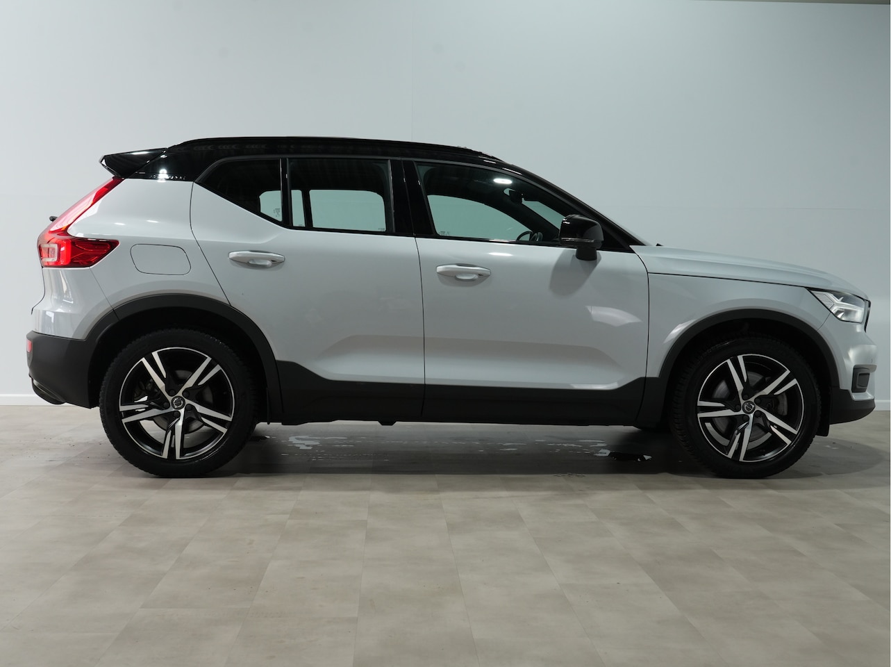 Volvo XC40 - 1.5 T5 Recharge R-Design Trekhaak wegklapbaar Panoramadak - AutoWereld.nl