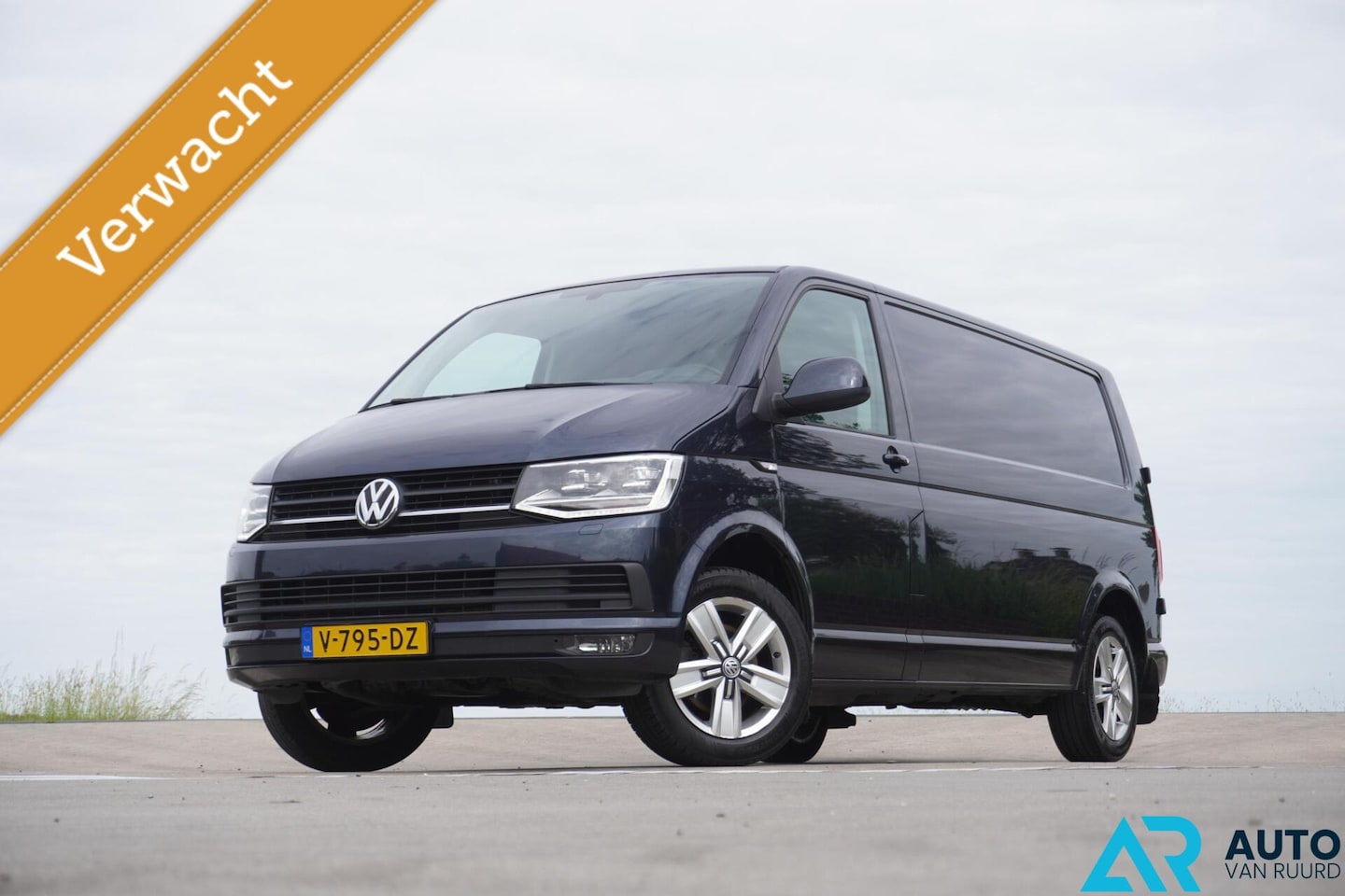 Volkswagen Transporter - 2.0 TDI L2H1 * LED * Automaat * Lang - AutoWereld.nl