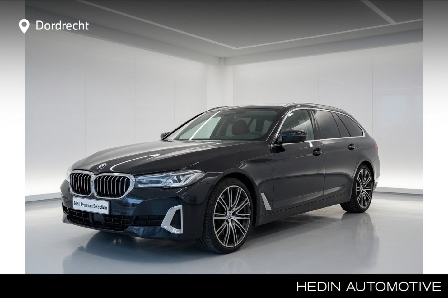 BMW 5-serie Touring - 540i xDrive Luxury Line | Panorama | 20" | Driving Assistant Professional | Standkachel - AutoWereld.nl