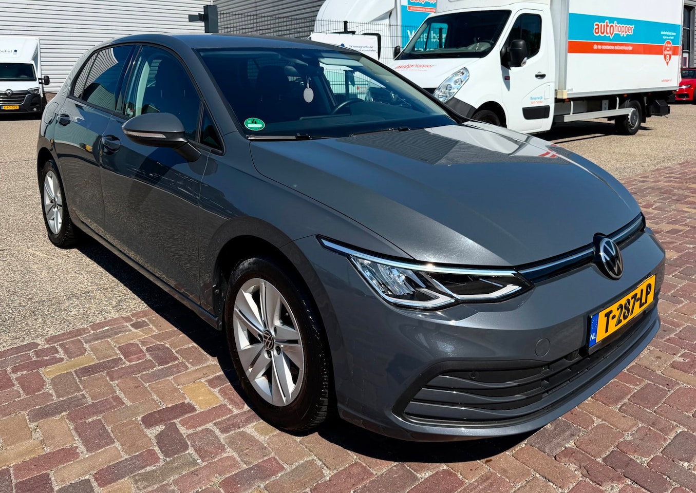 Volkswagen Golf - | 64.138 km | Adaptieve cruise control | Parkeercamera | LED | Navigatie | Clima | Carplay - AutoWereld.nl