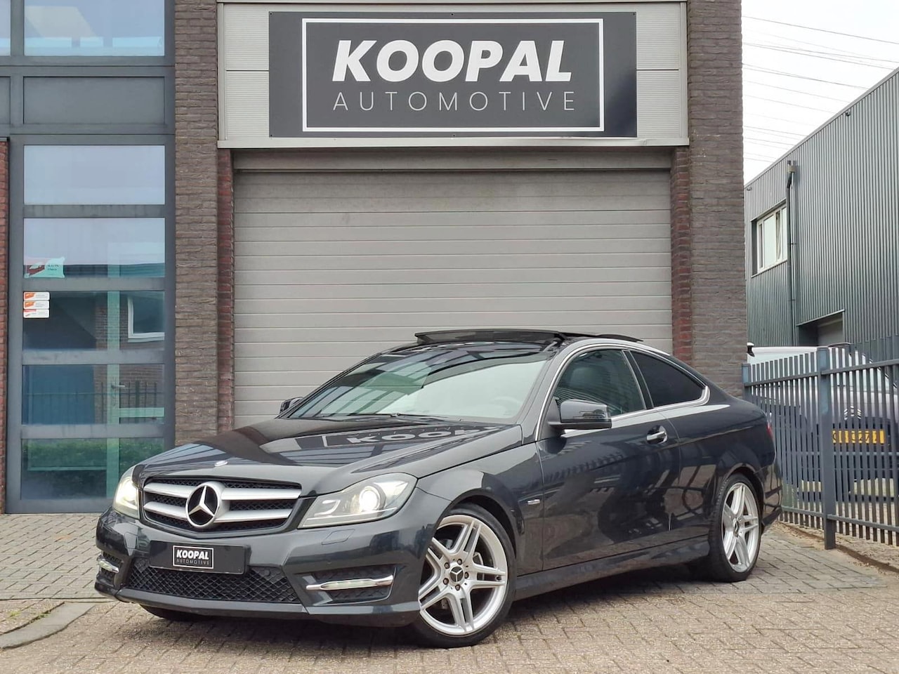 Mercedes-Benz C-klasse Coupé - 180 AMG-Line | Facelift | Pano | Trekhaak - AutoWereld.nl