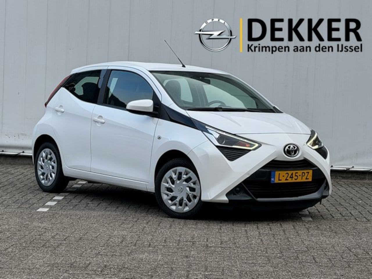 Toyota Aygo - 1.0 VVT-i x-play Automaat met CarPlay, Airco, Camera, All Season - AutoWereld.nl