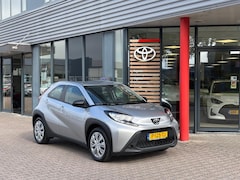 Toyota Aygo X - 1.0 VVT-i MT Play | Apple Carplay / A. camera / €14.750, - rijkla
