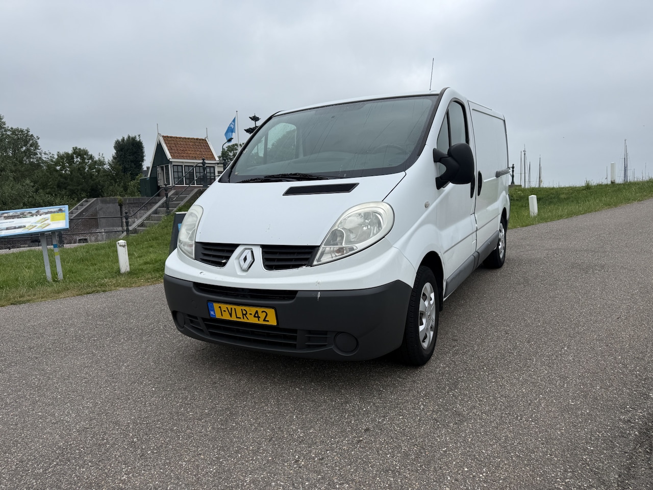 Renault Trafic - 2.0 dCi T29 L1H1 bj maart 2011/nieuwe motor 138000km/parkeersensoren achter/trekhaak - AutoWereld.nl
