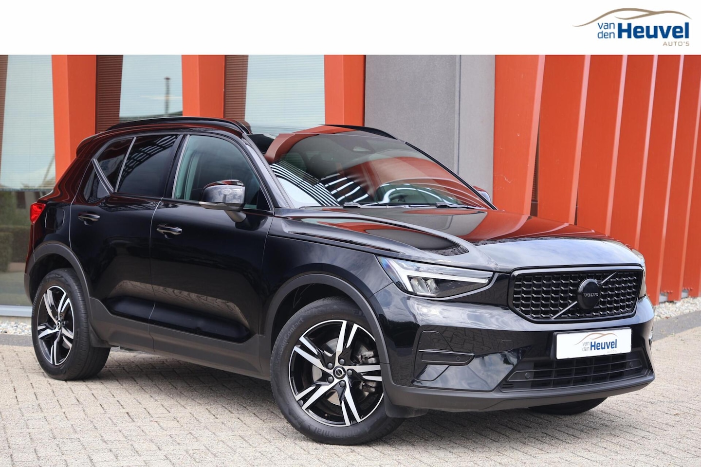 Volvo XC40 - B3 Plus Dark | Stoelverwarming | Trekhaak | Parkeercamera | H/K | Glossy Black | Keyless - AutoWereld.nl