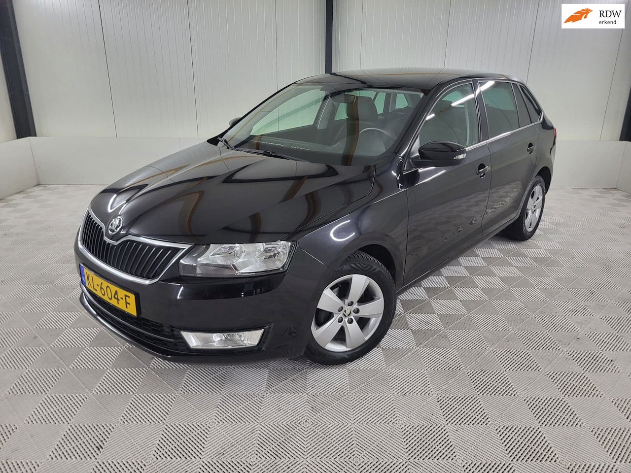 Skoda Rapid Spaceback - 1.2 TSI JOY, Camera, Trekhaak, Panodak, Parkeersensoren - AutoWereld.nl