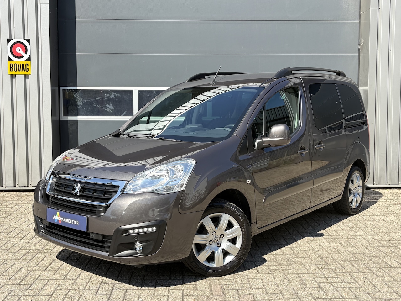 Peugeot Partner Tepee - 1.2 PureTech Allure | Navi | Carplay | PDC | Cruise & Climate Control | Interesse? Bel of - AutoWereld.nl