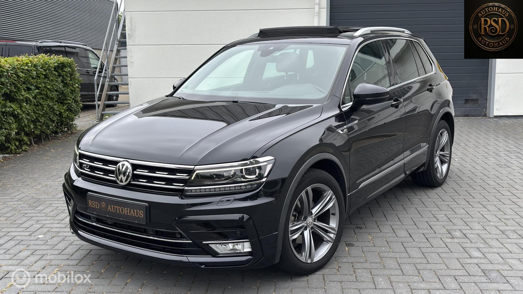 Volkswagen Tiguan - 1.4 TSI ACT 3x R-Line Panodak trhaak Leder - AutoWereld.nl