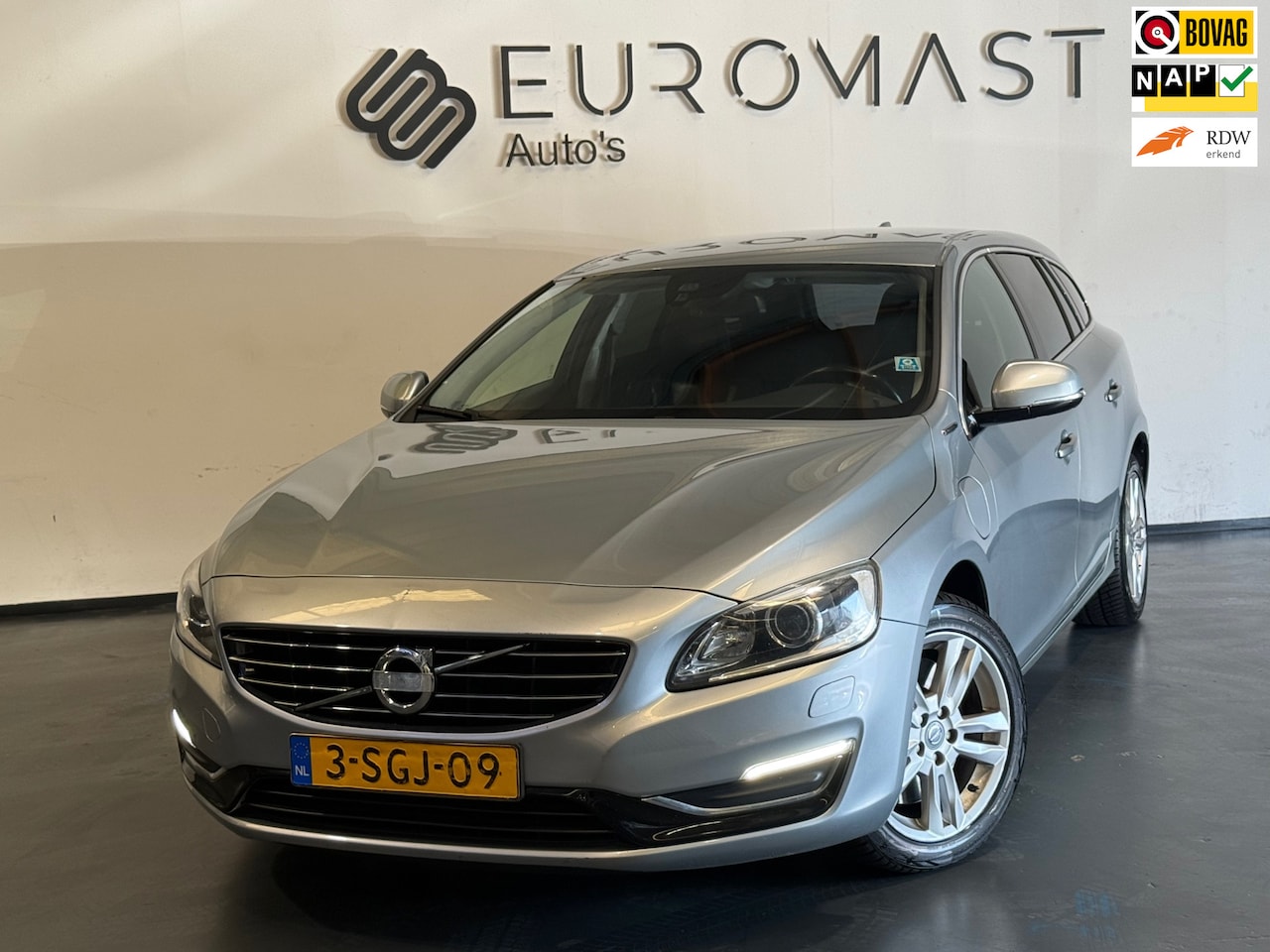 Volvo V60 - 2.4 D6 AWD Plug-In Hybrid Summum Automaat Navi Cruise Trekhaak Nieuwe Apk - AutoWereld.nl