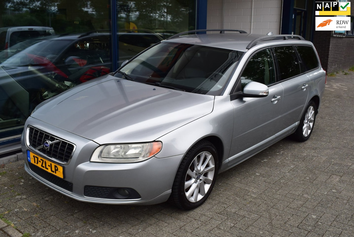 Volvo V70 - 2.5T Momentum AUTOMAAT / Lederen bekleding, lichtmetalen velgen, climate control - AutoWereld.nl