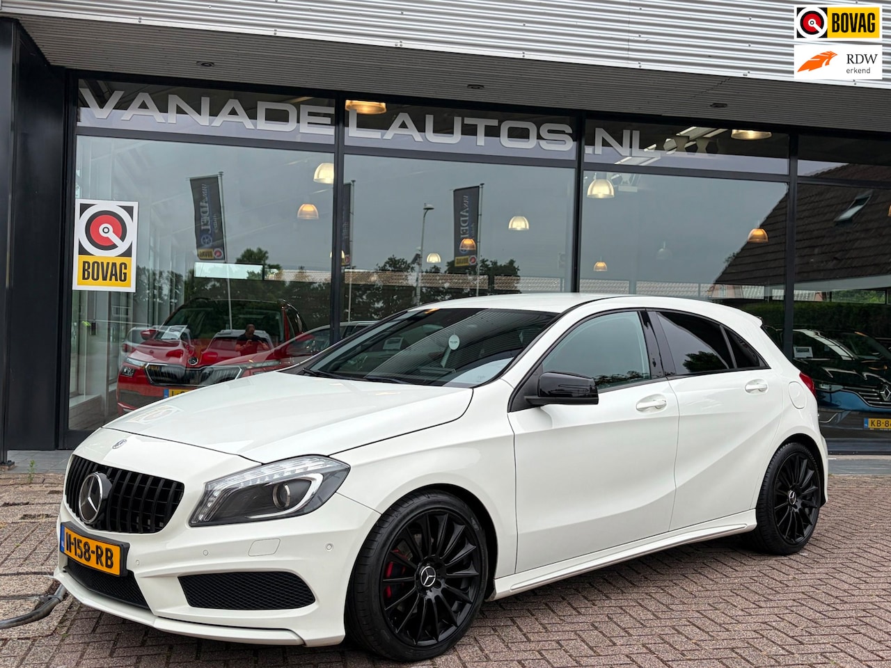 Mercedes-Benz A-klasse - 180 Prestige AMG-Line Leer Navi Camera Xenon Cruise Dealeronderhouden! - AutoWereld.nl