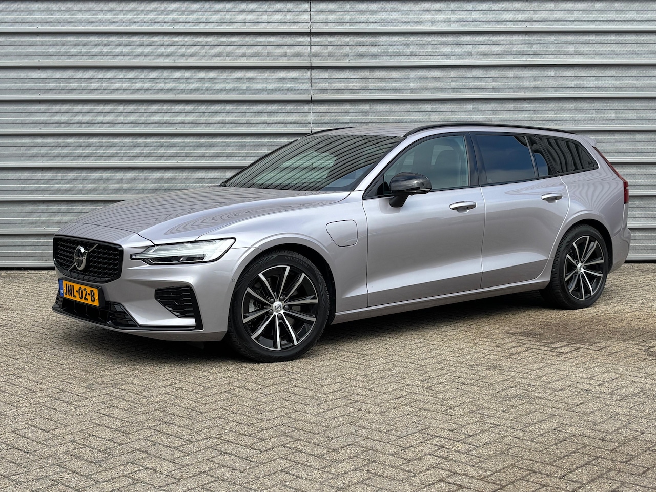 Volvo V60 - T8 455PK AWD Plus Dark | Contourstoelen | Trekhaak | Privacy glas | 360° |  All season - AutoWereld.nl