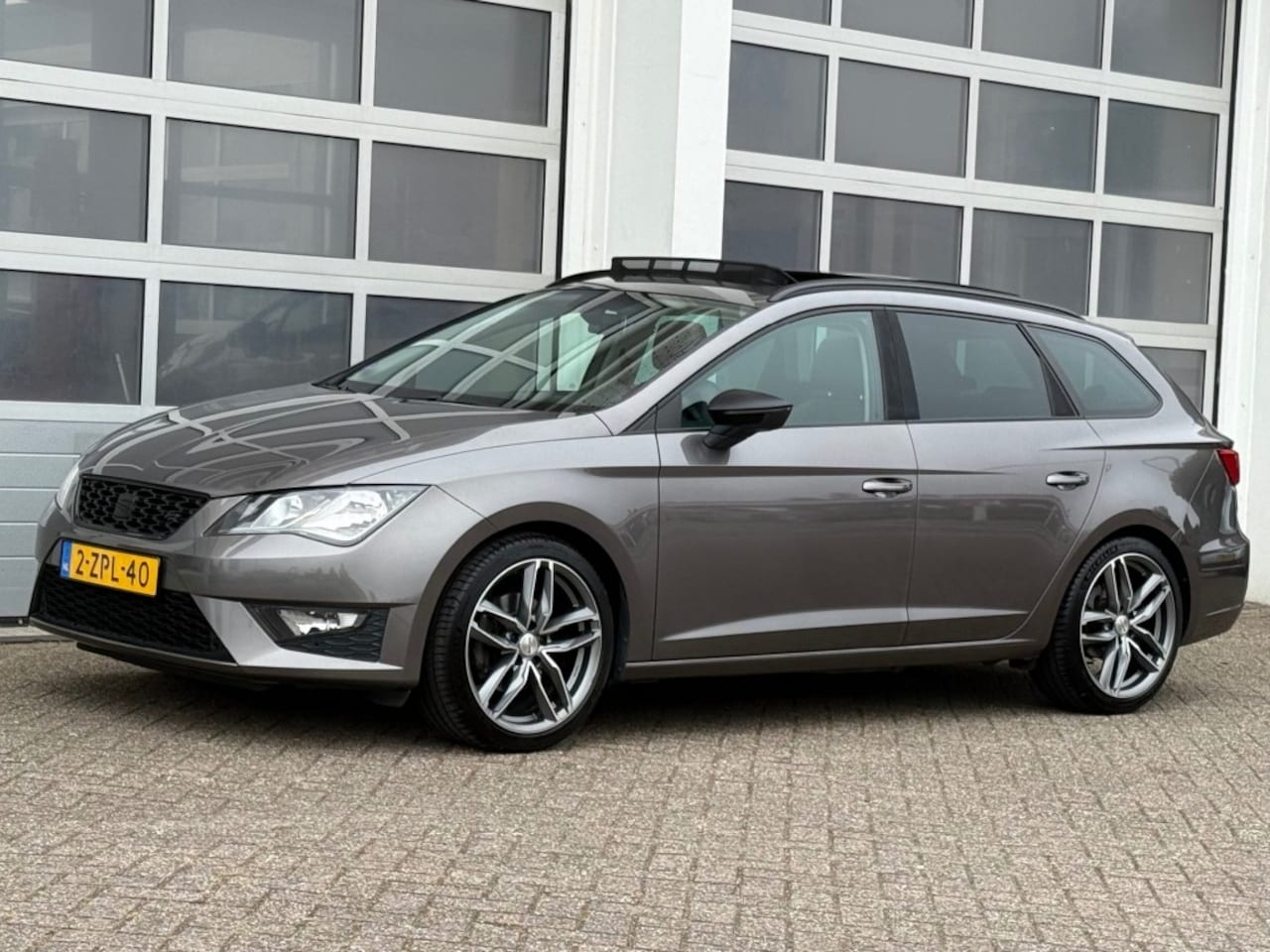 SEAT Leon - 1.4 TSI 150PK FR Connect Navi Pano Trekhaak - AutoWereld.nl