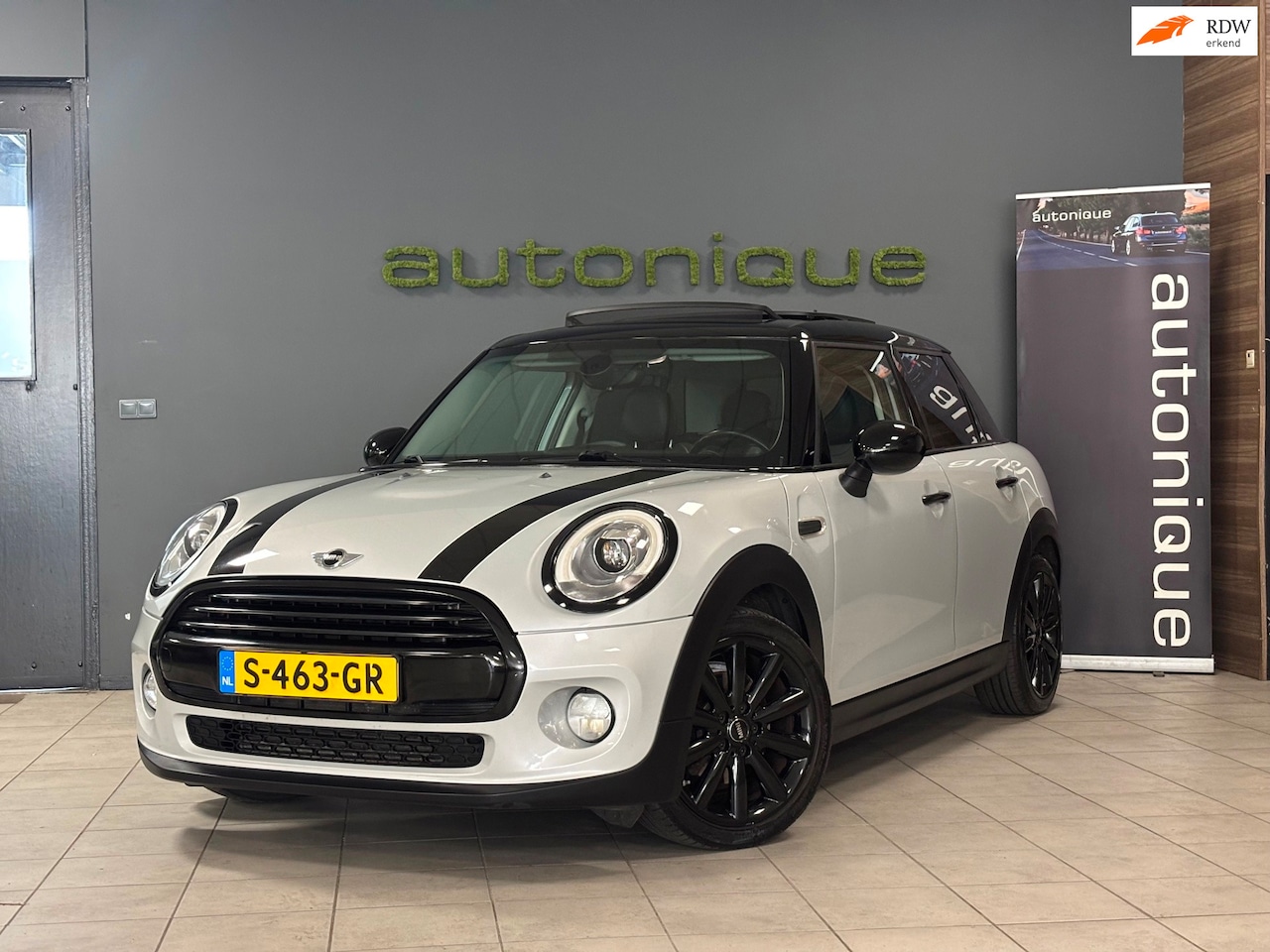MINI 5-Deurs - 1.5 Cooper Chili Serious Business Panodak/sportleder/navi/ambi-light - AutoWereld.nl