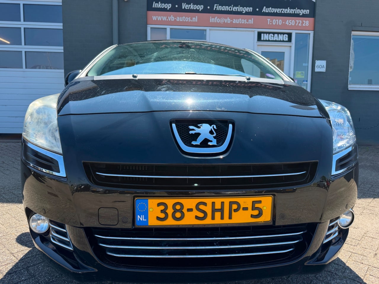Peugeot 5008 - 1.6 Family 7pers met trekhaak en panoramadak en parkeersensoren en navigatie en bluetooth - AutoWereld.nl
