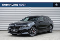 BMW 5-serie Touring - 550e xDrive M Sport Automaat / Trekhaak / Panoramadak / Comfort Access / Bowers & Wilkins