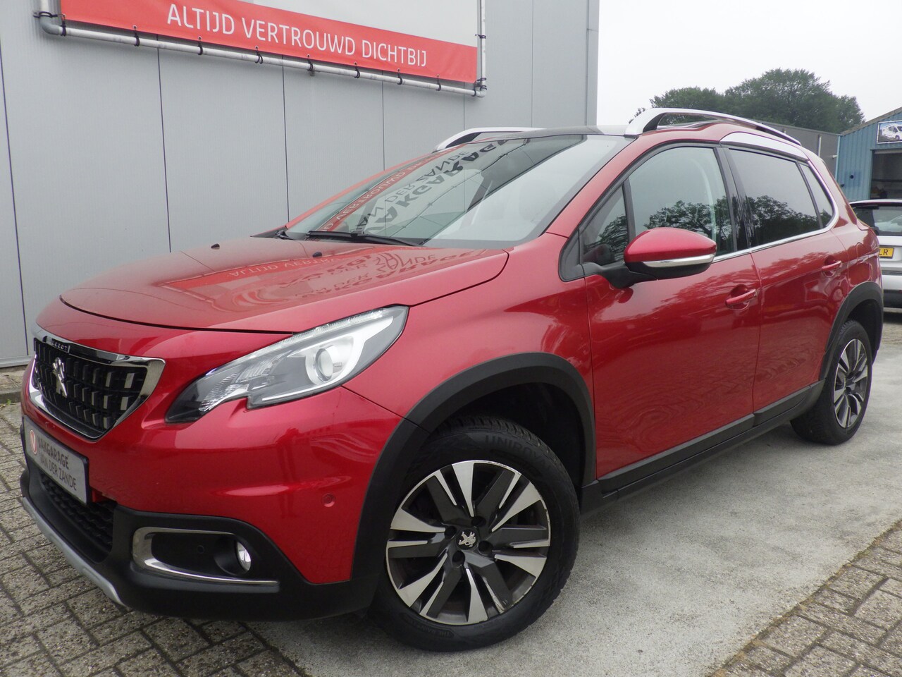 Peugeot 2008 - 1.2 Automaat Allure, Panodak, Camera, Cruise, Navi, Compleet! - AutoWereld.nl
