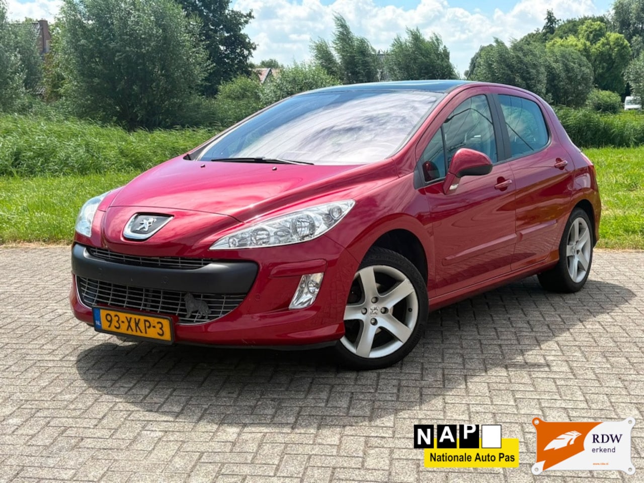 Peugeot 308 - 1.6 HDiF Signature / Leder / Pano - AutoWereld.nl