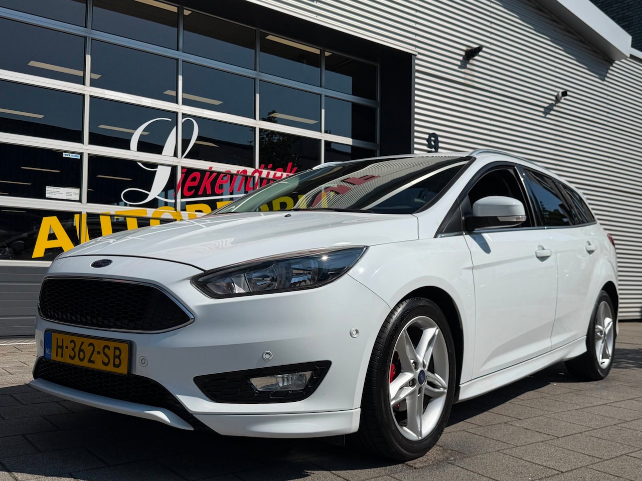 Ford Focus Wagon - 1.0 ST-Line - Navigatie I Sport pakket I Airco I PDC I Dealer onderhouden - AutoWereld.nl