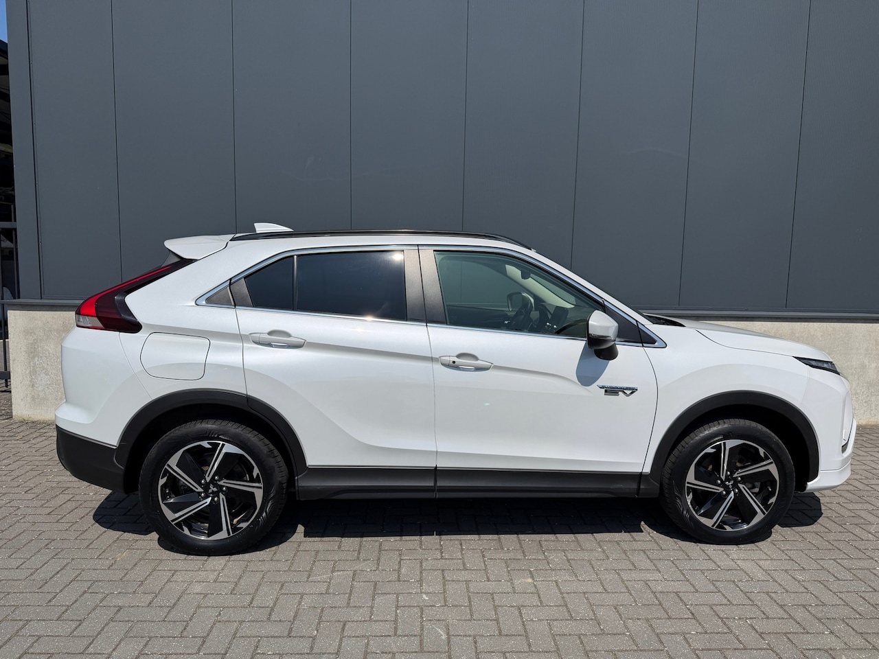 Mitsubishi Eclipse Cross - 2.4 PHEV Intense Clima / Camera / Cruise / verwarmde stoelen/ Enz. - AutoWereld.nl