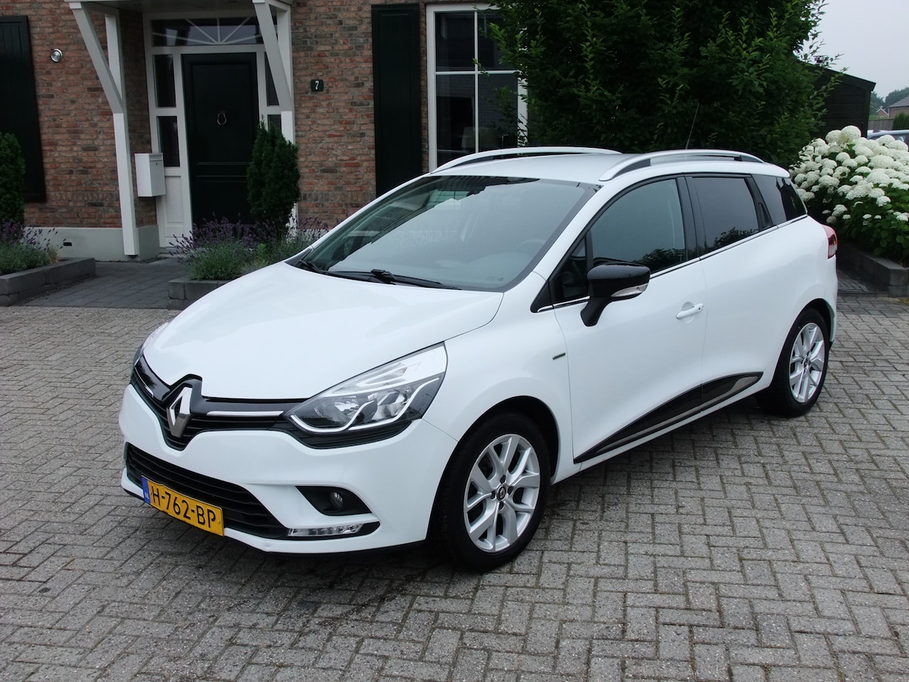 Renault Clio Estate - 0.9 TCe Limited 0.9 TCe Limited , Pdc , Keyless go , Trekhaak , Dab+ , Bluetooth , Cruise enz. - AutoWereld.nl