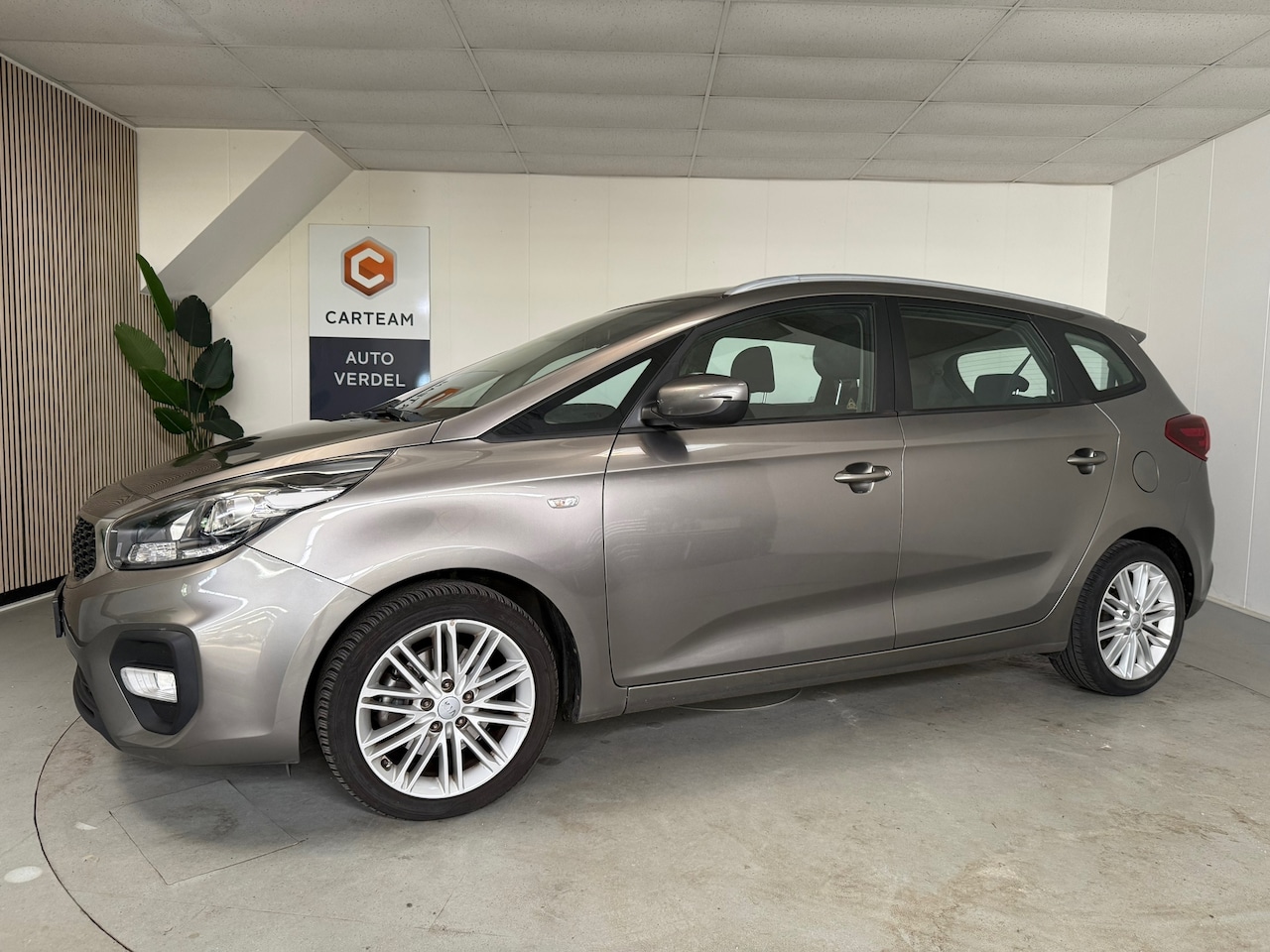 Kia Carens - 1.6 GDi DynamicPlusLine Airco, 7-persoons,Trekhaak, Navigatie, LMV, Camera achteruitr. - AutoWereld.nl