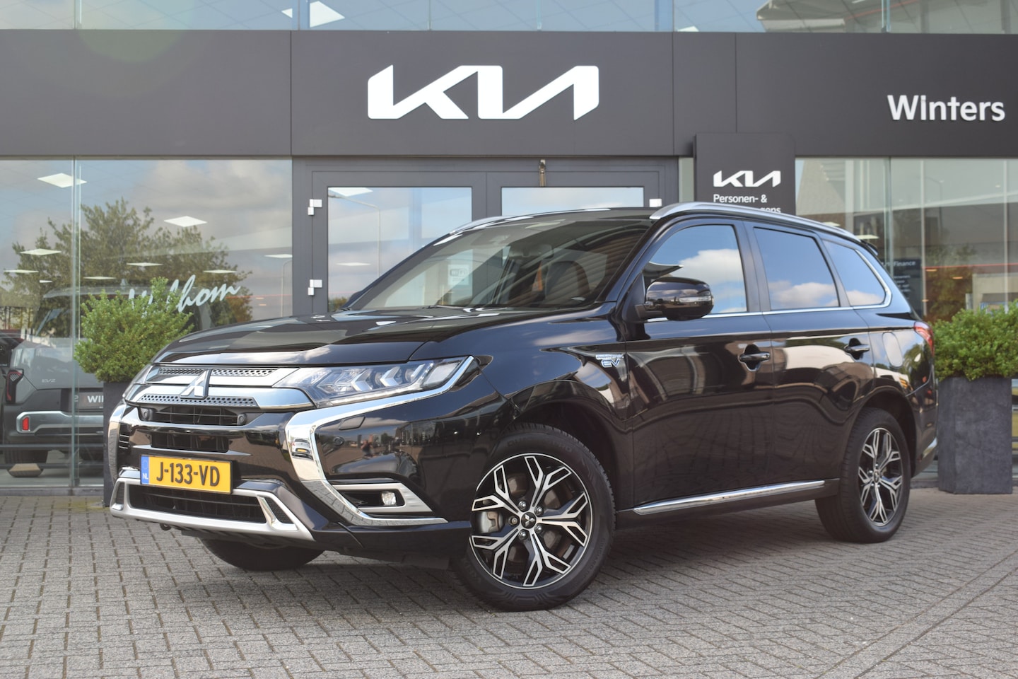 Mitsubishi Outlander - 2.4 PHEV Instyle | Trekhaak | 360° Camera | Kantel/ Schuifdak | Dodehoek Detectie | - AutoWereld.nl