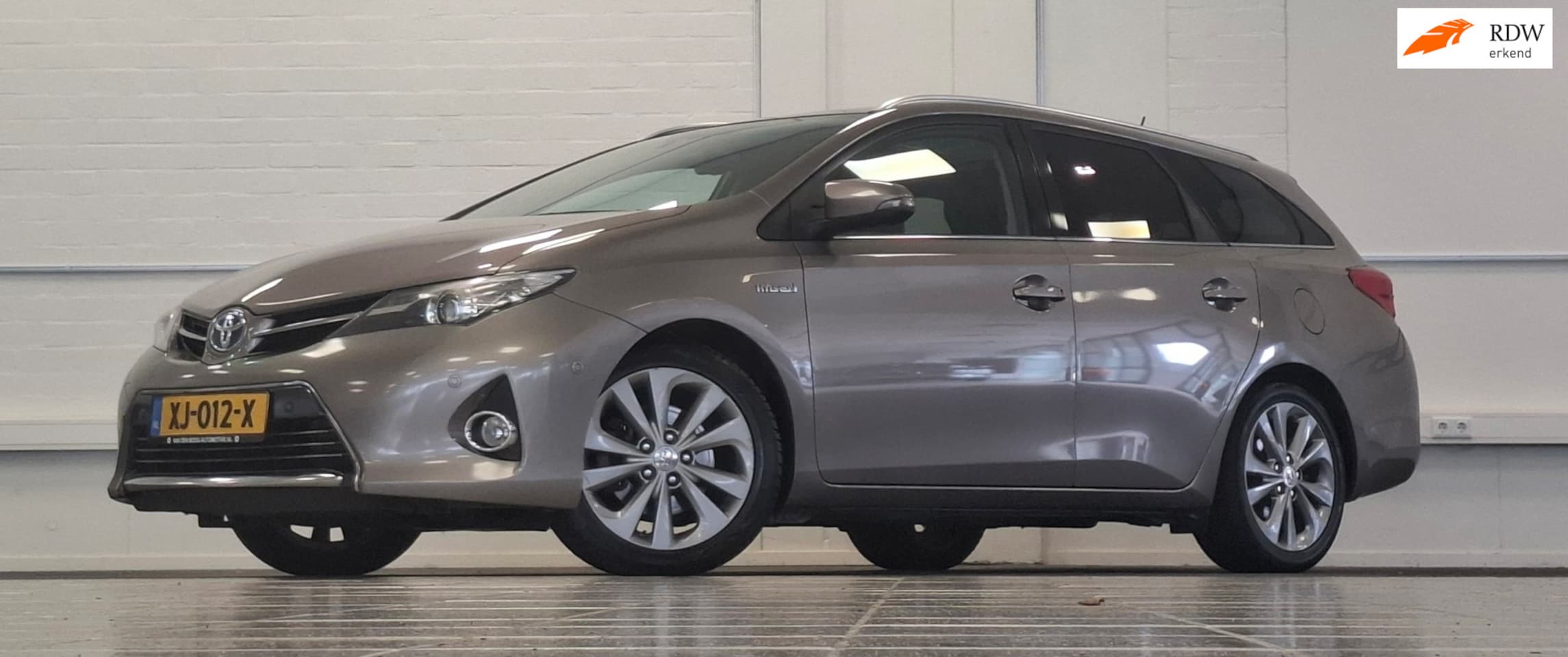 Toyota Auris Touring Sports - 1.8 Hybrid Executive Pano Leer Trekhaak Garantie Mooi! - AutoWereld.nl