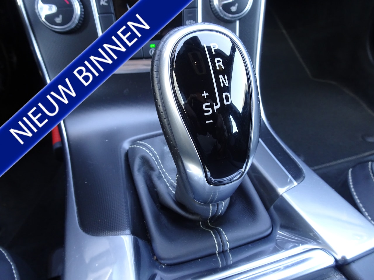 Volvo V60 Cross Country - 2.0 T5 Momentum 2.0 T5 Momentum - AutoWereld.nl
