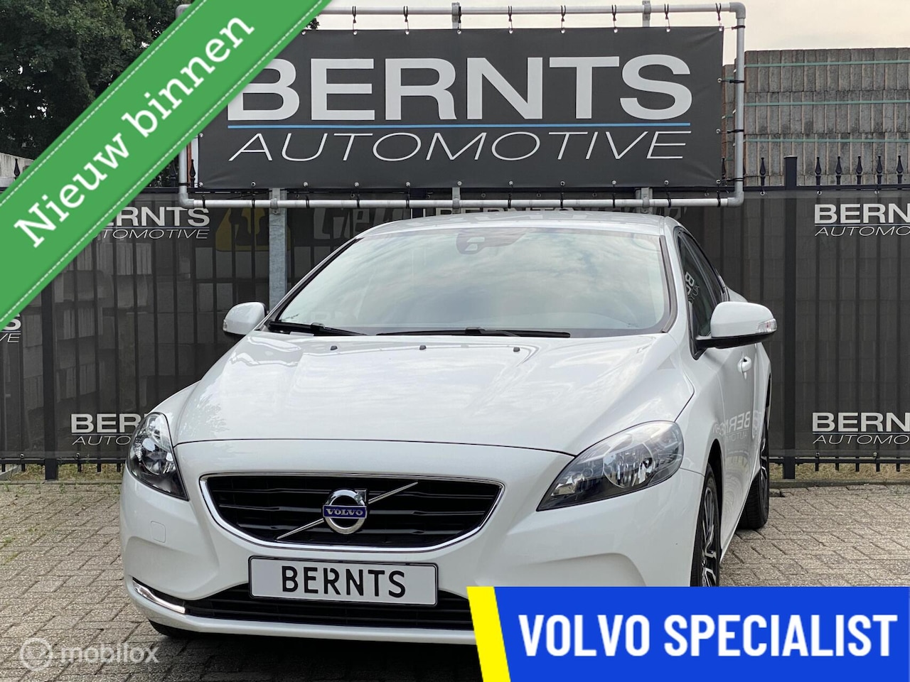 Volvo V40 - 2.0 T2|Navigatie|Parkeersensoren|Digitaal Instrumentenpaneel - AutoWereld.nl