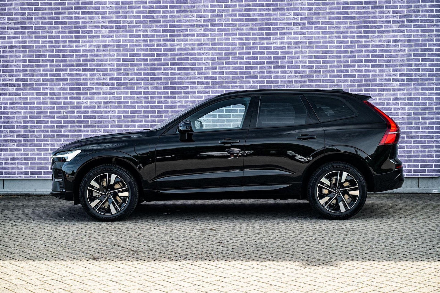 Volvo XC60 - 2.0 T6 Plug-in hybrid AWD Essential | Gratis Trekhaak | Extra getint glas | Driver Assist - AutoWereld.nl