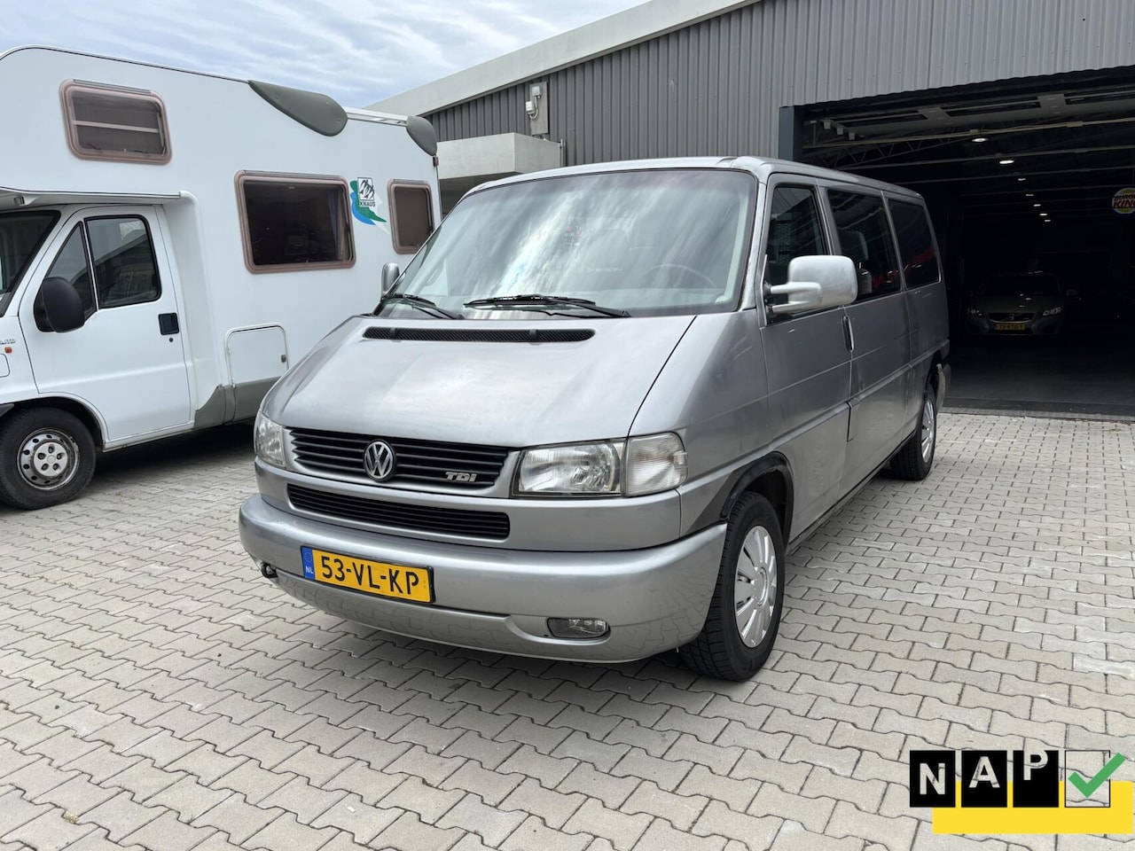 Volkswagen Transporter - 2.5 TDI AUTOMAAT AIRCO invalide LIFT - AutoWereld.nl