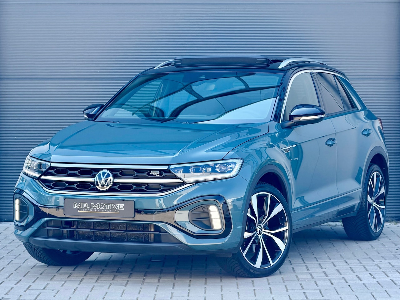 Volkswagen T-Roc - 1.5 TSI R-Line 150 PK DSG | IQ Light | Panorama | Trekhaak | Dealer Onderhouden | Navigati - AutoWereld.nl