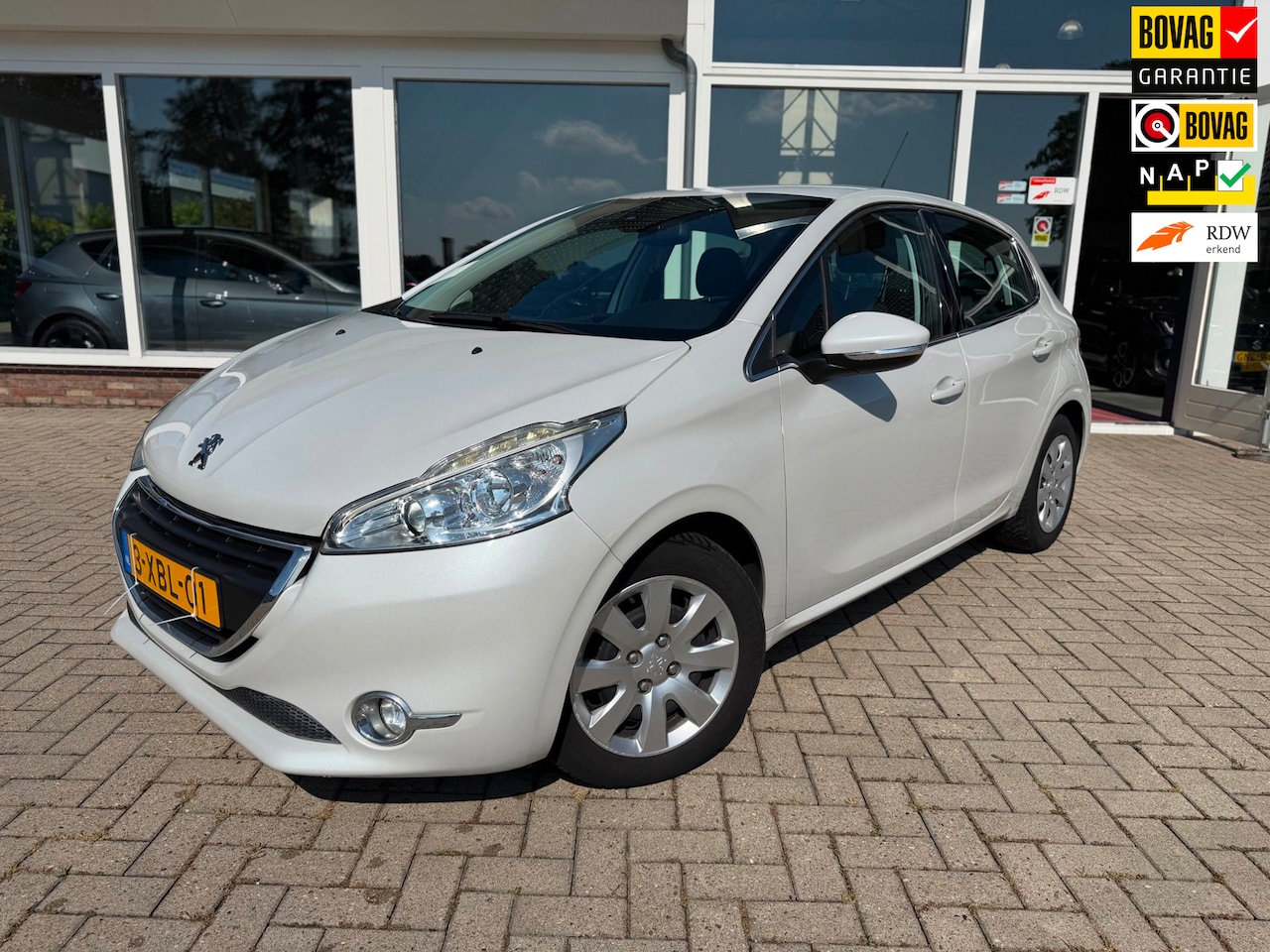 Peugeot 208 - 1.2 VTi Allure/ Nieuw riem/ Bluetooth/ Cruise/ 5drs/ Dealer onderhouden - AutoWereld.nl