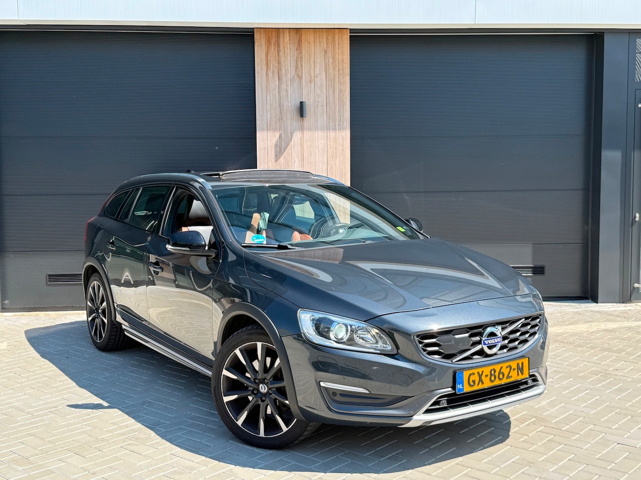 Volvo V60 Cross Country - 2.0 D4 Summum (bj 2015) AUT|DUO-LEER|190PK|VOLLE UITVOERING - AutoWereld.nl