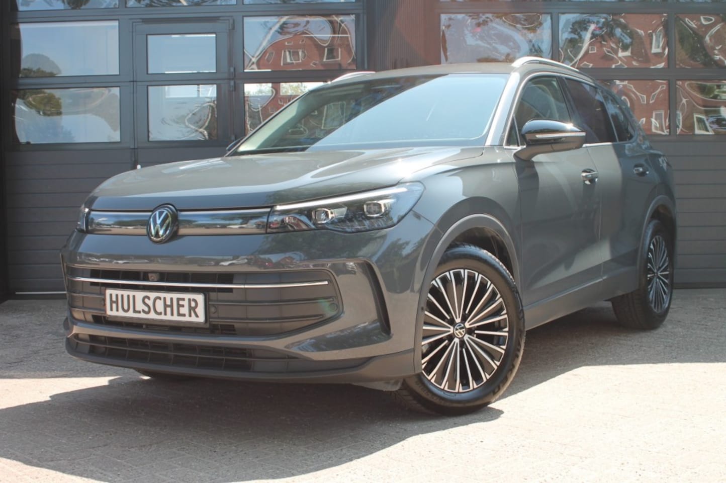 Volkswagen Tiguan - 1.5 EHYBRID Goal uitvoering 360 Camera / Trekhaak origineel / Digitale tellers - AutoWereld.nl