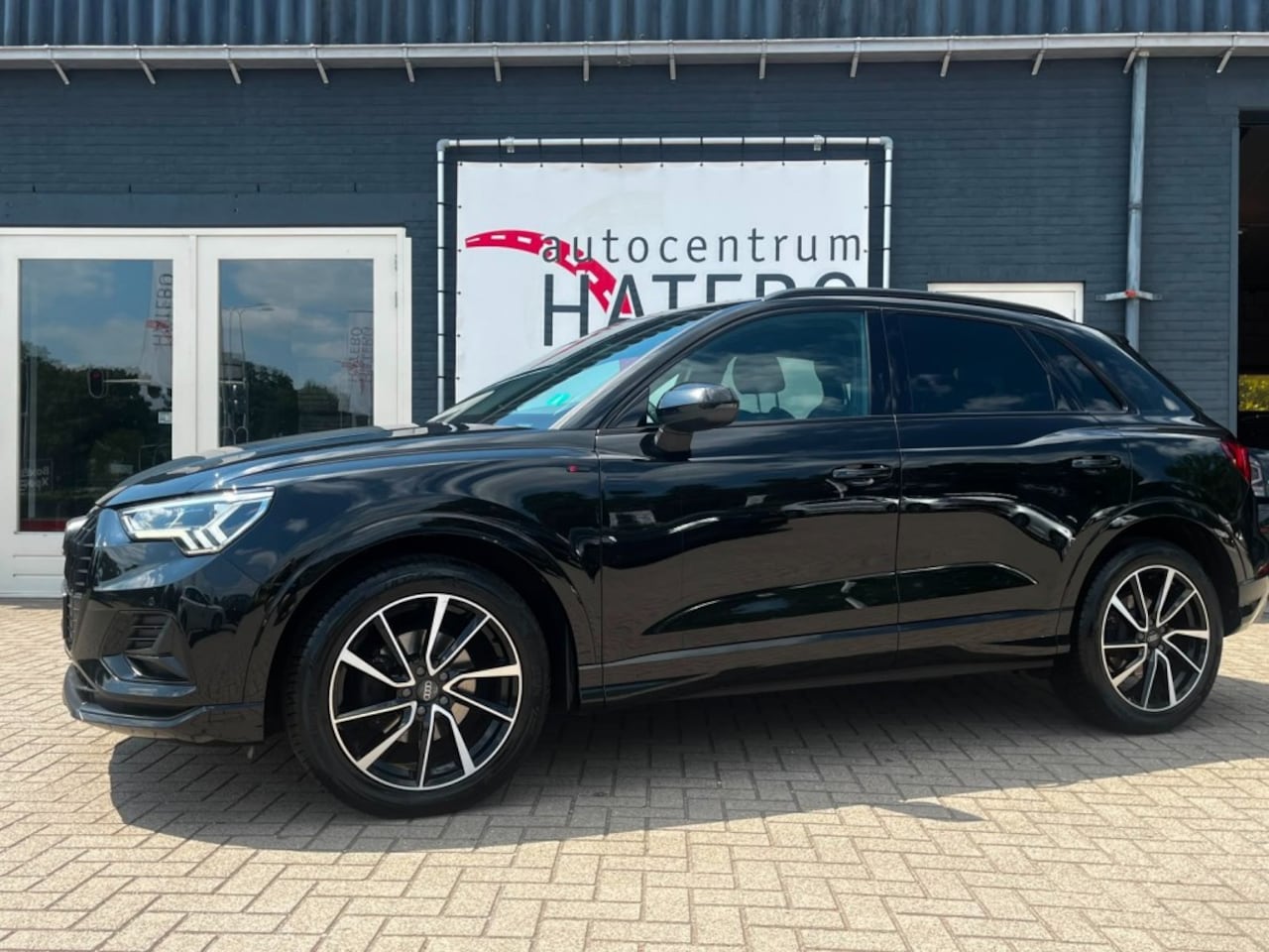 Audi Q3 - 35TFSi S-Line Blackline Navi Matrix Camera Apple Car Cruise trekhaak - AutoWereld.nl
