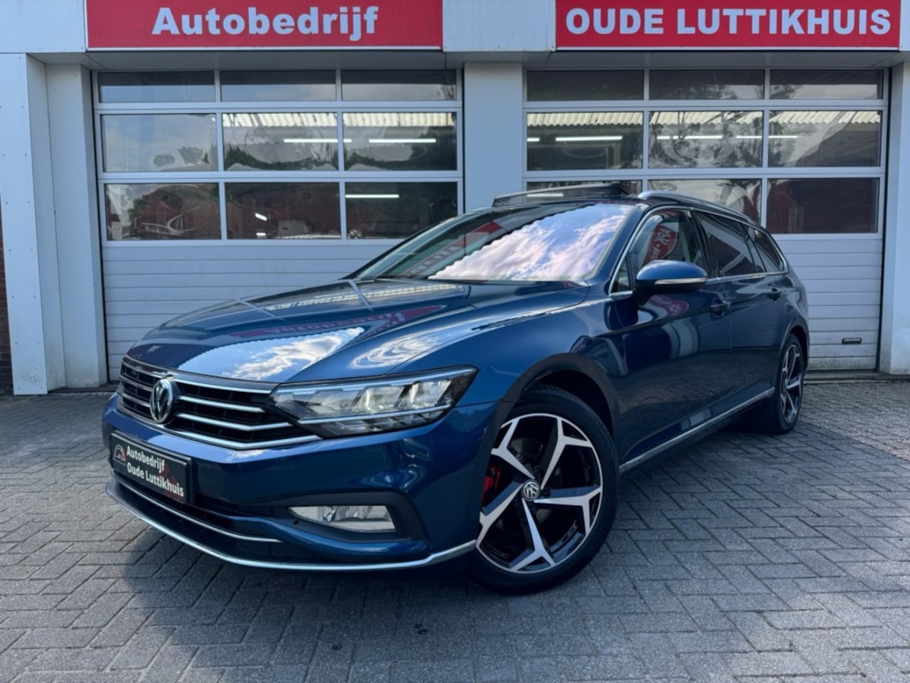 Volkswagen Passat Variant - Variant 1.5TSI 150PK Elegance Business R Pano Camera ACC Led Trekhaak - AutoWereld.nl