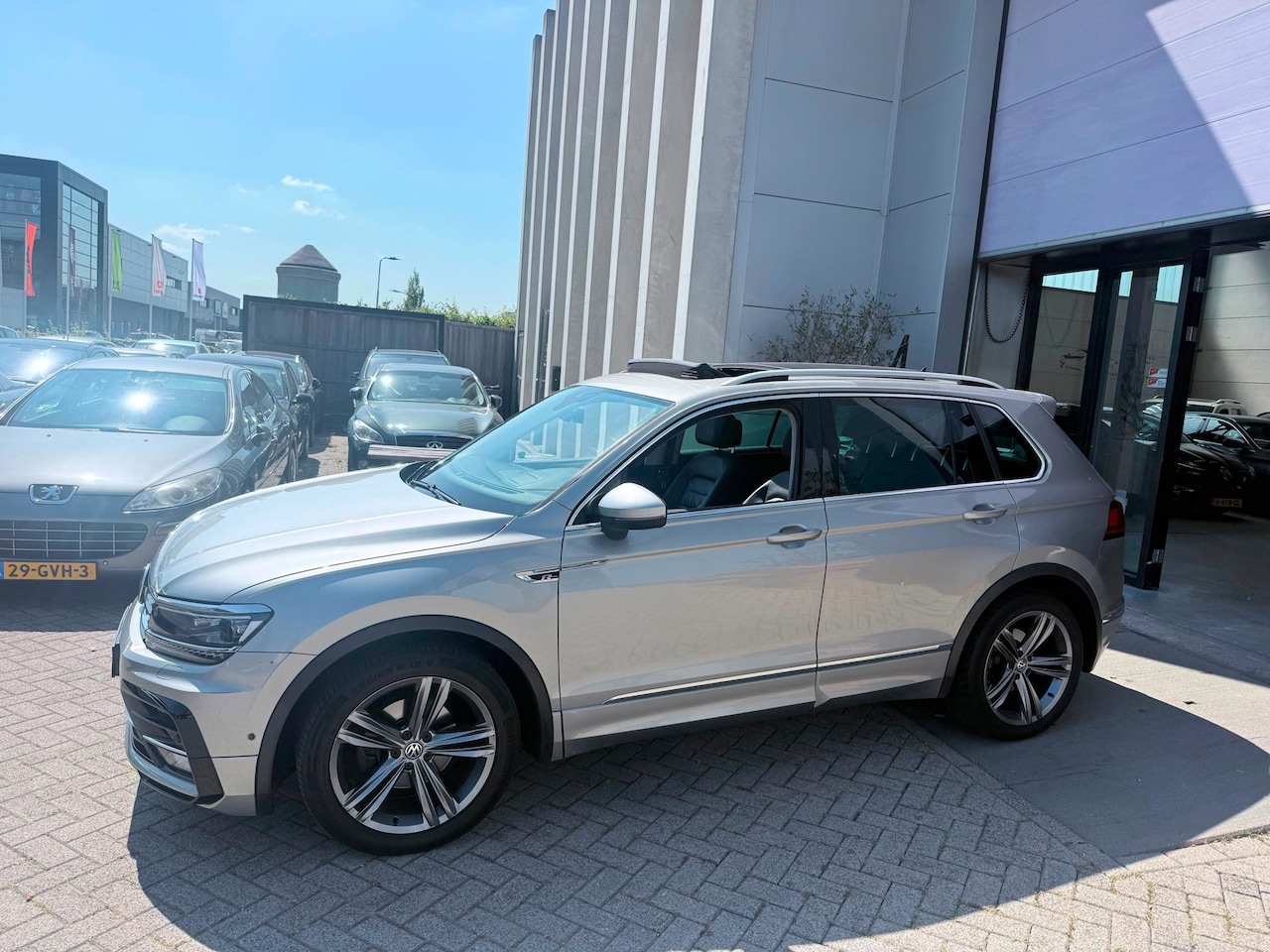 Volkswagen Tiguan - 1.4 TSI ACT 3x R-Line!! AUTOMAAT! FULL! PANO! 360! HEADUP! VIRTUEEL! INRUIL MOGELIJK! - AutoWereld.nl