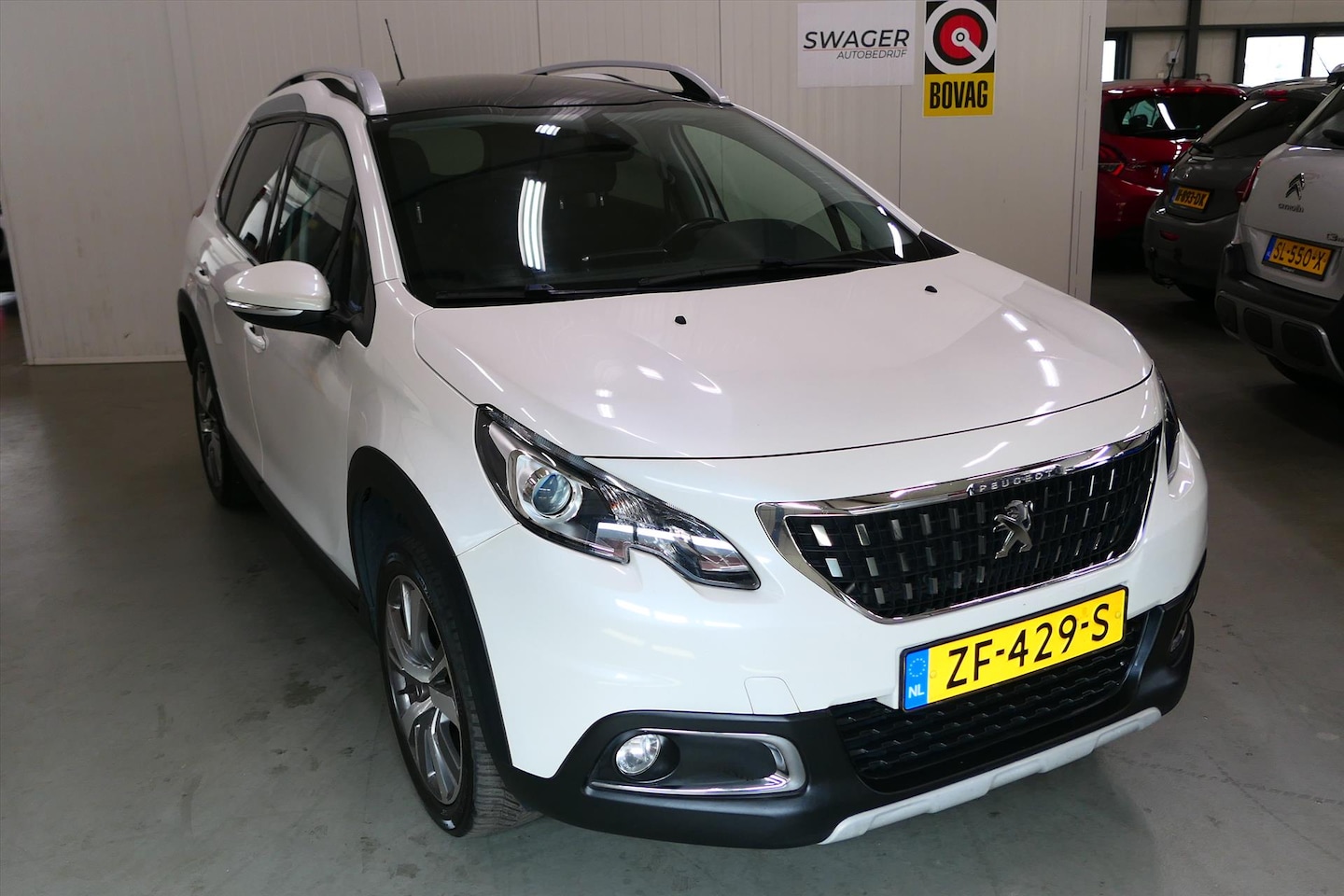 Peugeot 2008 - 1.2 PureTech Blue Lease Allure 1.2 PureTech 130pk Blue Lease Allure (Trekhaak) - AutoWereld.nl