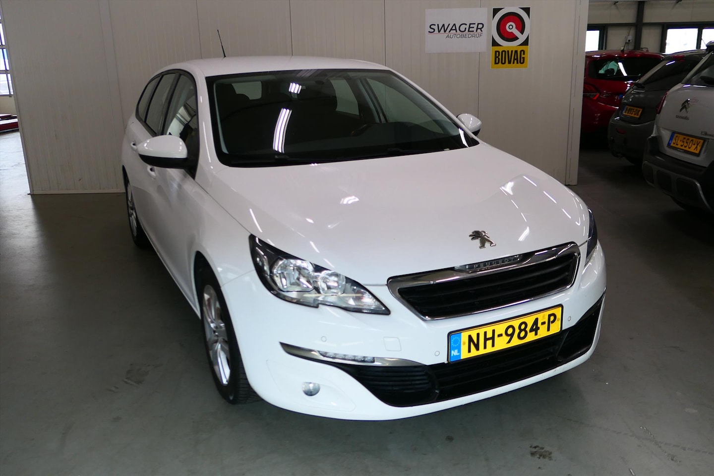 Peugeot 308 - 1.2 PureTech 130pk Automaat Style (goed onderhouden en trekhaak) - AutoWereld.nl