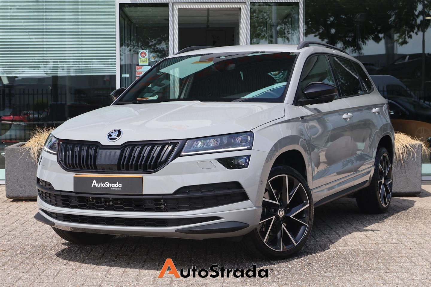 Skoda Karoq - 1.5 SportLine TSI ACT 150pk | Trekhaak | Canton | Navi | Carplay | Stoelverwarming - AutoWereld.nl