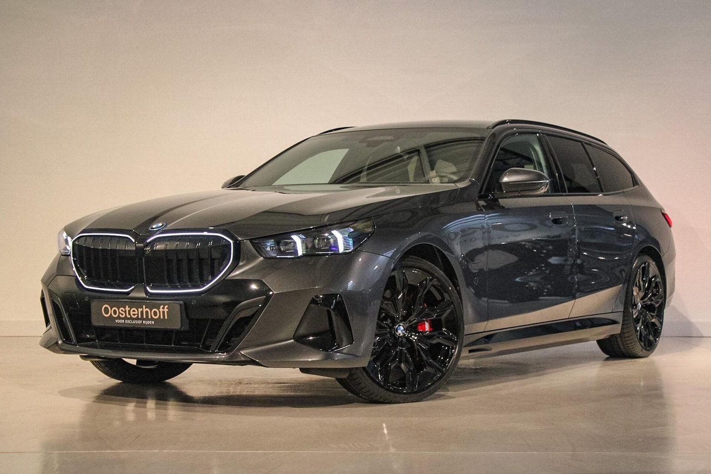 BMW 5-serie Touring - 550e xDrive PANO | B&W | 4w-best | TREKH - AutoWereld.nl