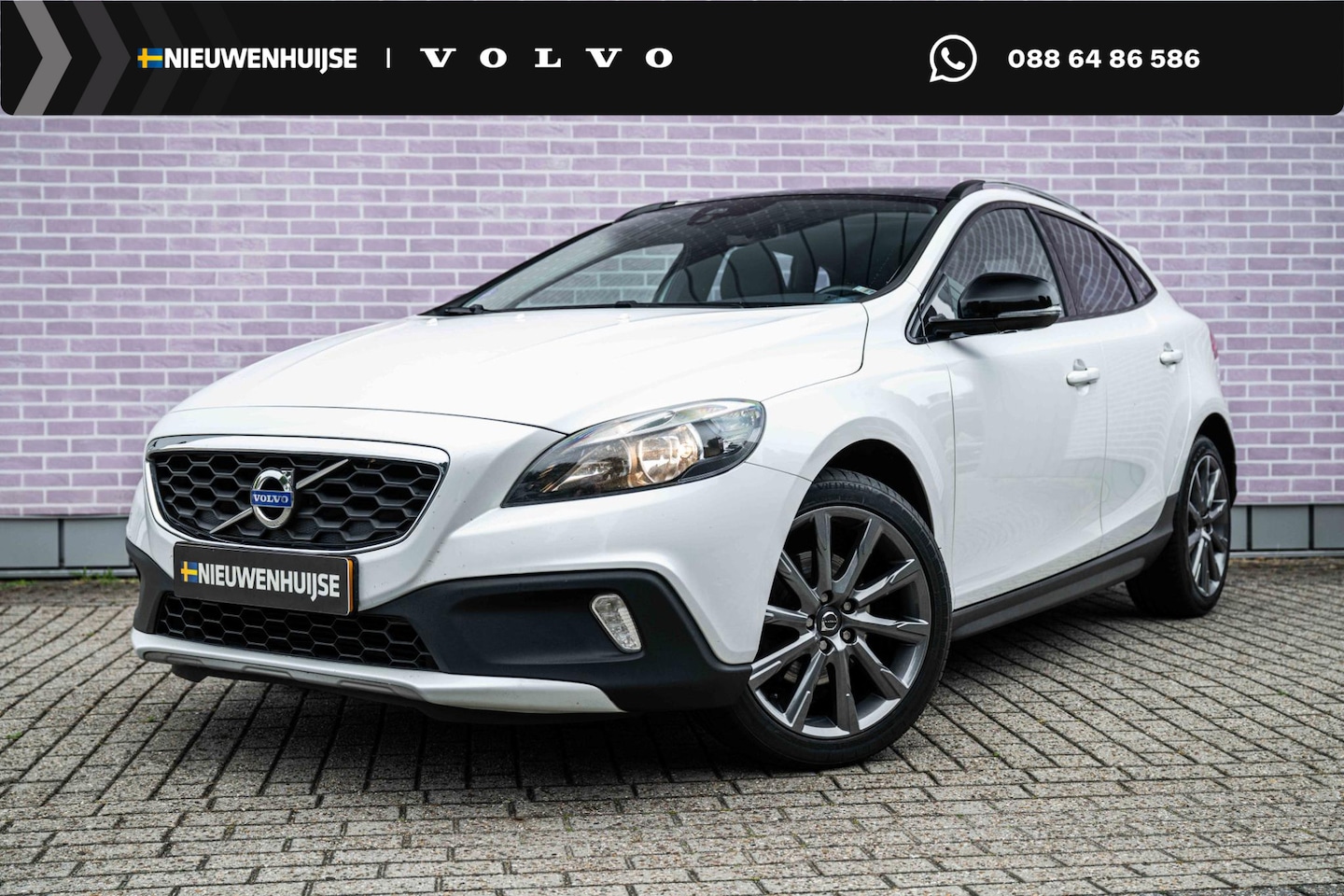 Volvo V40 Cross Country - 1.6 T4 Momentum | Panoramadak | Navigatie | High Performance Audio | Parkeersensoren | Lic - AutoWereld.nl