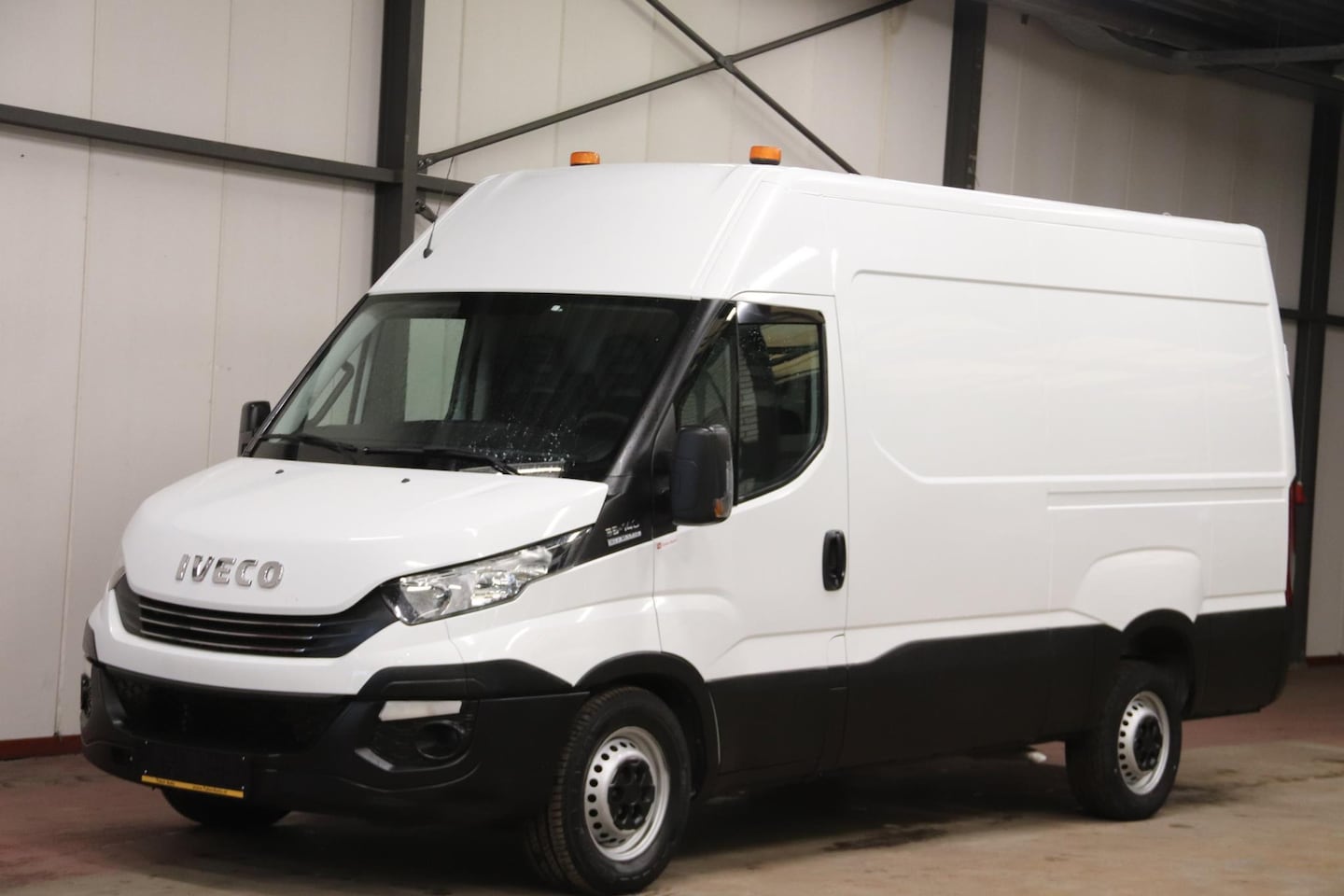 Iveco Daily - 35S14V AUTOMAAT L2H2 3500KG TREKVERMOGEN Iveco Daily 35S14V 2.3 352 H2 AUTOMAAT 3500KG TRE - AutoWereld.nl