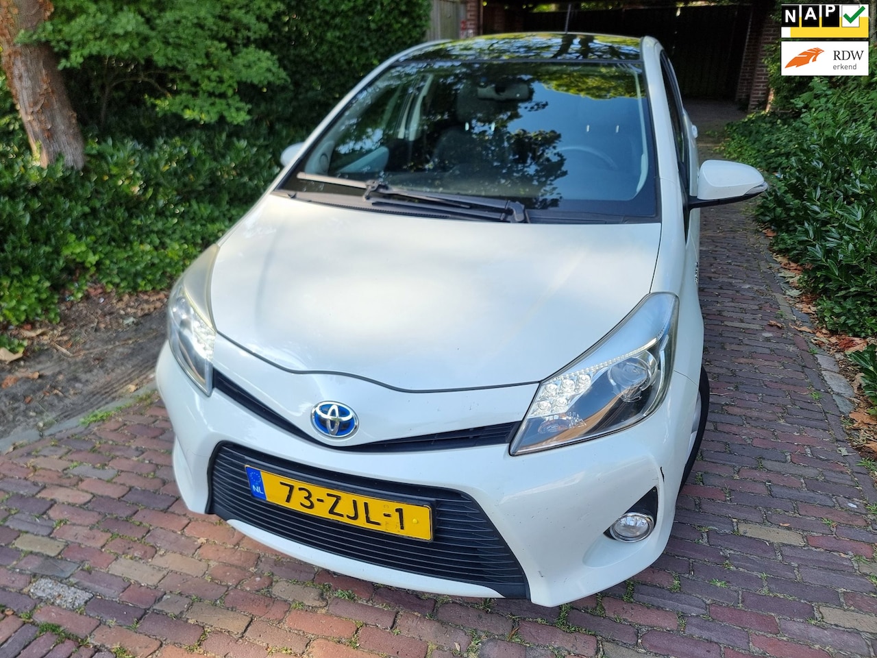 Toyota Yaris - 1.5 Full Hybrid Dynamic Pano/Navi/Half leder - AutoWereld.nl